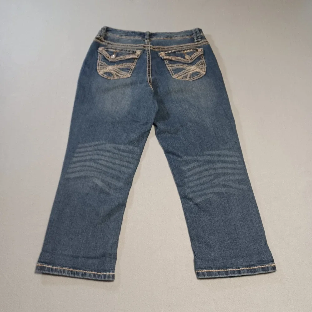 Cato Contemporary Women Size 8 Capri Jeans Medium Wash Embroidered Stretch Denim